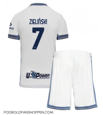Inter Milan Piotr Zielinski #7 Udebanetrøje Børn 2024-25 Kortærmet (+ Korte bukser)